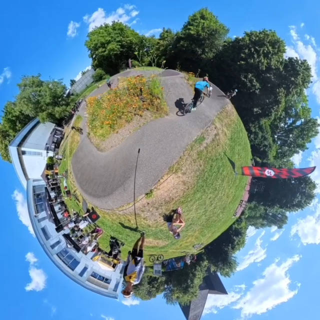 Throwback nach 2025 - Es ist bald wieder soweit - Save the Date – 27. Juni!

Action, Flow & gute Vibes 

Egal ob Bike oder Scooter – bei uns kommen alle auf ihre Kosten!

🚴‍♂️ Races und Challenges für jeden
🎶 Musik
🍔 BBQ & Getränke
🛍️ Pop-Up Store @laskatestore
🏆 Fette Preise
📍 Start: 11:00 Uhr
👉 Sei dabei, egal als ob Teilnehmer*in oder Zuschauer*in!

Helm nicht vergessen ⛑️
Startplätze sind begrenzt – also früh da sein!

@gelaendefahrradaachen @bikecomponents @laskatestore

#pumptracksession #kijuze #sport #stadtaachen #forumstjakob