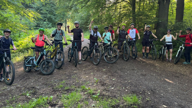 Starke Leistung heute bei „Sport im Park“! 🚴‍♂️💨- bei deutlich besserem Wetter durften wir heute 12 motivierte Teilnehmer begrüßen! Es war ein Fest!

Nächstes mal auch dabei? Unsere Serie geht weiter und freuen uns auf euch! Bleibt dran, behaltet unseren Kanal im Auge und checkt unsere Story, damit ihr keinen der kommenden Termine verpasst. 📆

@ssb_aachen

#SportImPark #GFAC #mountainbike #mtb #aachenerwald #aachen #mtbtraining #fahrtechnik #schaltenundbremsen #mtblife #communityride #cycling #mtbdeutschland
