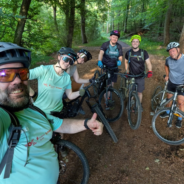 Was für eine Session gestern beim Kurventraining! 🚲💨

Das Wetter und das anspruchsvolle Thema haben alles von uns abverlangt. Da wir bei „Sport im Park“ großen Wert auf die Gesundheit legen, war es absolut richtig, auf den Körper zu hören und auf Nummer sicher zu gehen. ☀️🌡️

Danke an alle, die mit dabei waren und so fokussiert an ihrer Linie gearbeitet haben! Wir sind stolz auf euren Einsatz und freuen uns schon riesig auf die nächste Runde am kommenden Dienstag. 🌳💪🏻

Nächstes mal haben etwas Ruhigeres, aber nicht weniger Schwiereiges mit euch vor - wir sehen uns auf dem Parkplatz (und machen dieser Bezeichnung alle Ehre)! 🏁

@ssb_aachen

#SportImPark #GFAC #mountainbike #mtb #kurventechnik #aachenerwald #cycling #enduromtb #bikepark #shred #mtblife #safetyfirst #learningbydoing