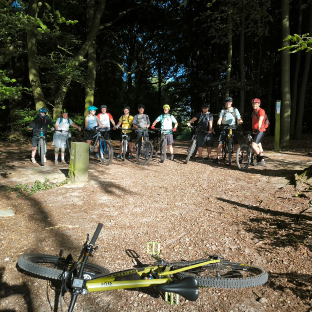 Was für eine starke Truppe! 🔥🌲

Gestern waren wir mit stolzen 11 Teilnehmern im Wald unterwegs – und was sollen wir sagen? Die bislang längste Runde von "Sport im Park" schien für die Fitness aller von euch ein absoluter Klacks zu sein! 💪😎

Die Basics sitzen und die Vorfreude steigt: Der finale Bikepark-Besuch kann kommen! 🏁⛰️

Ein riesiges Danke an alle, die dabei waren und so viel gute Laune mitgebracht haben. Ihr seid der Wahnsinn! 🙌

Für alle anderen: Keine Sorge, ihr habt noch eine (letzte) Chance bei uns mit zu machen! Ihr seid dabei? Dann macht euch startklar für das große Finale im Bikepark am 14.07.! 📆 Countdown läuft! 🚀

Schaut wie immer in unsere Story für die nächsten Updates. Wir sehen uns im Wald! 🚴‍♂️💨

@ssb_aachen 

#sportimpark #mountainbike #mtb #mountainbiking #mtblife #mtblove #mtbrider #cycling #enduro #enduromtb #bikepark #shred #aachen #ronheiderberg