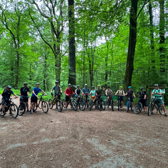 🛑🚲 Wer bremst, gewinnt? Und wie!

Heute hatten wir eine richtig starke Gruppe! Mit 14 Personen war das ein neuer Rekord bei allerbestem Radelwetter und einer sehr schönen Tour mit neuer Balance. ☀️🙌

Genau so macht das Training Spaß! Danke an alle, die dabei waren! 🌳💪

📅 Next Stop: Nächster Dienstag!

Du hast Blut geleckt oder das Training verpasst? Kein Problem!

 ⏰ Wann: Jeden Dienstag | 18:00 – 19:30 Uhr
 📍 Treffpunkt: Lütticher Str. 342, 52074 Aachen (Parkplatz hinter der Waldschenke)
 ⛑️ Wichtig: Helm auf, Trinken einpacken und gute Laune mitbringen!

Achtet auf unsere Storys für das nächste Thema. Gruß an allen Teilnehmenden - wir sehen uns auf dem Bike! 🚲💨

#cycling #aachen #trackstand #fahrradcommunity #ronheiderberg #radtraining